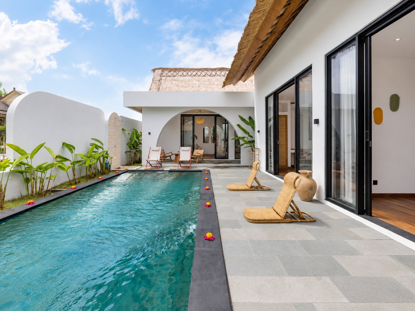 Photo d'origine de l'annonce : terrasse et piscine d'une villa